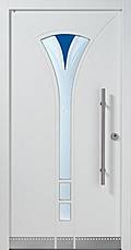 Tür mit blauem Glasanteil